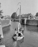 857249 Afbeelding van een zeilboot in de sluiskom van de Koninginnensluis te Nieuwegein, ter gelegenheid van de viering ...